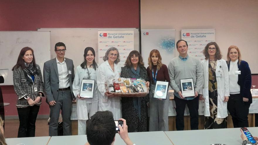 Los autores finalistas y ganadora tras recoger diploma y premio