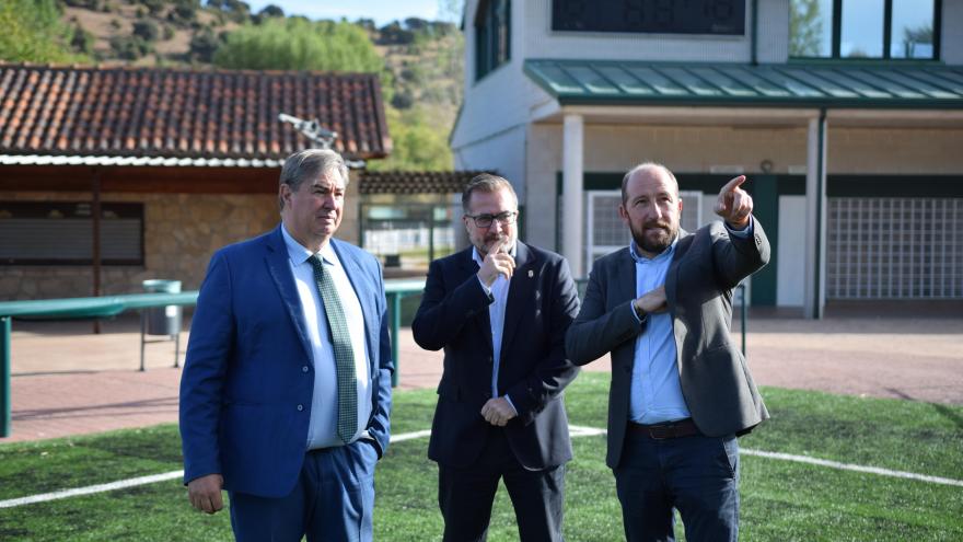 La Comunidad de Madrid renueva el césped de los campos de fútbol en Guadarrama y El Vellón El viceconsejero de Presidencia y Administración Local