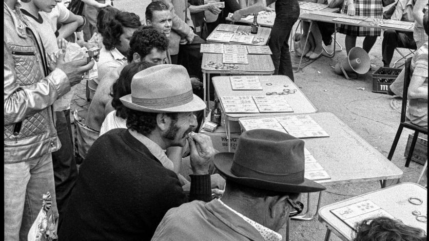 Fotografía de Javier Campano, personas en la calle en el barrio de Tetuán en Madrid