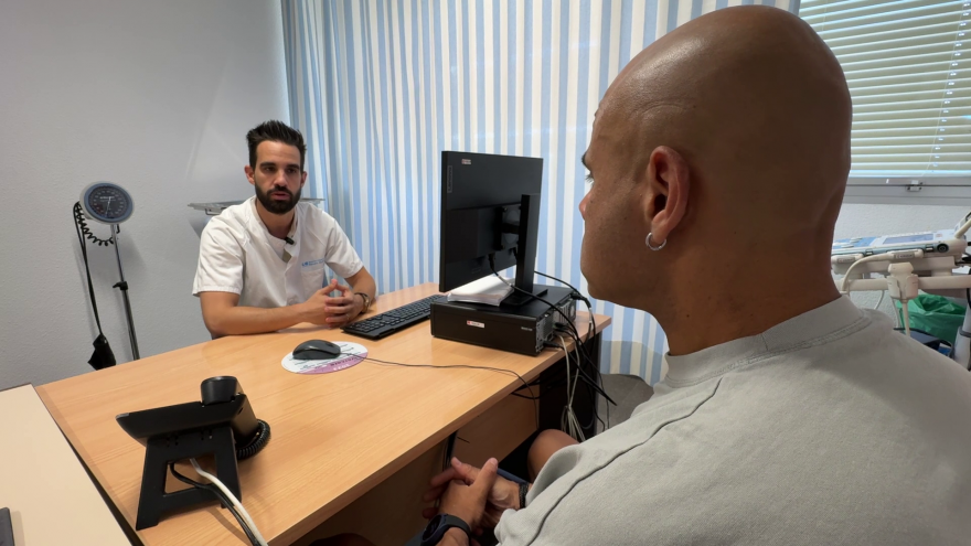 Hidradenitis supurativa Consulta de hidradenitis supurativa con el dermatólogo Adrián Imbernón y un paciente diagnostica de hidradenitis supurativa