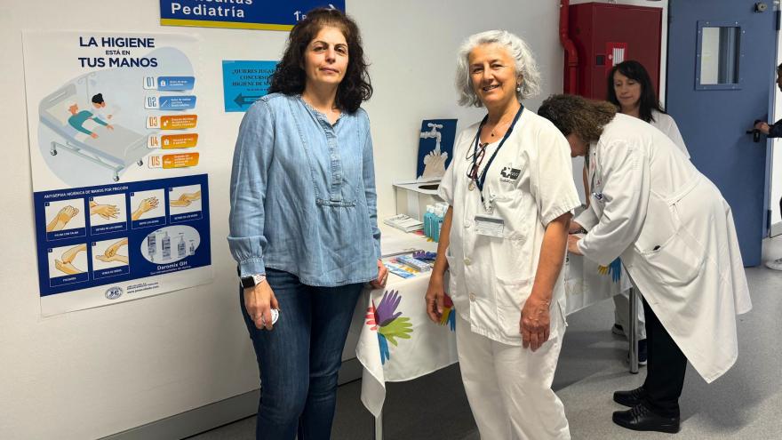 Profesionales del hospital con la higiene de manos
