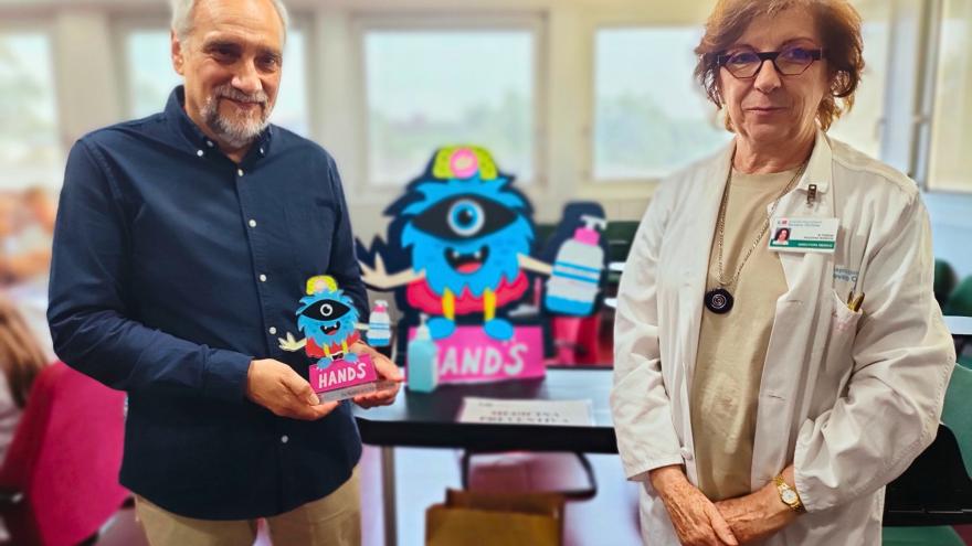 Profesor de Aulas Hospitalarias recibe homenaje con metacrilato de mascota Hand's