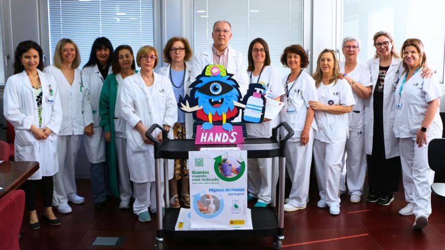 Profesionales del Hospital Severo Ochoa entregan el premio de la higiene de manos con la mascota Hands 