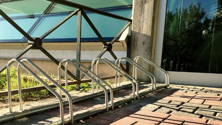 Aparcabicis en entrada a hospital
