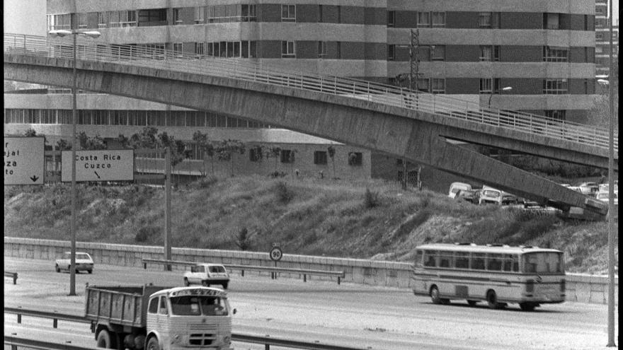 Fotografía de Javier Campano, varios vehículos en la autopista, un bloque de edificios al fondo, en el barrio de Chamartín en Madrid