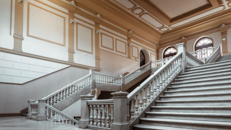 Escalera del IES Cardenal Cisneros. Fotografía Miguel Ángel Camón imagen de escalera de mármol y vidrieras decoradas