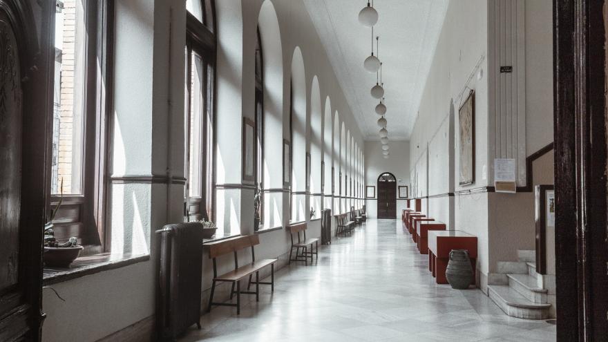 IES Cardenal Cisneros. Imagen Miguel Ángel Camón Imagen de una galería con grandes ventanales por los que entra la luz