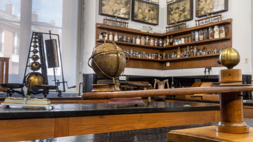 Gabinete de Historia Natural. Fotografía Miguel Ángel Camón sala de gabinete natural con objetos científicos