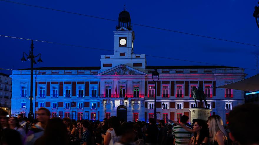 La Comunidad de Madrid ilumina con los colores de la bandera de EEUU la fachada de la Real Casa de Correos para conmemorar el 4 de julio