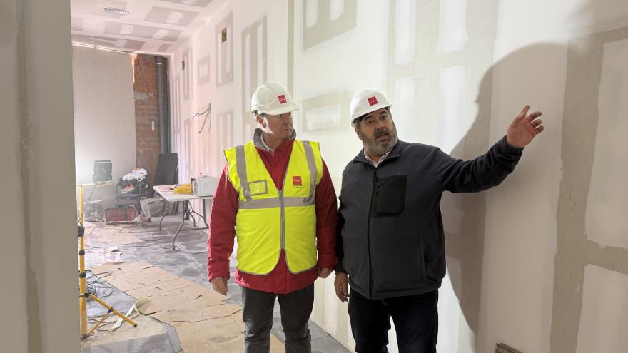 La Comunidad de Madrid acondiciona la Avenida del Soto y las instalaciones del polideportivo municipal de Montejo de la Sierra El viceconsejero Sánchez