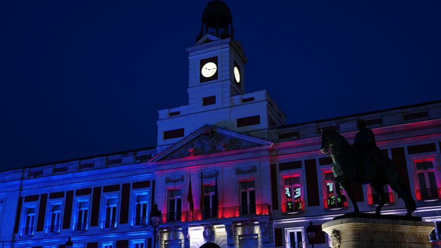La Comunidad de Madrid ilumina con los colores de la bandera de EEUU la fachada de la Real Casa de Correos para conmemorar el 4 de julio