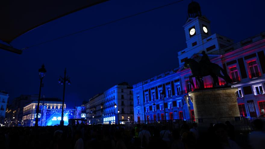 La Comunidad de Madrid ilumina con los colores de la bandera de EEUU la fachada de la Real Casa de Correos para conmemorar el 4 de julio