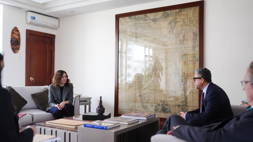 Díaz Ayuso firma en Quito la acreditación profesional de ecuatorianos en Madrid para “atraer grandes profesionales a su otra casa”