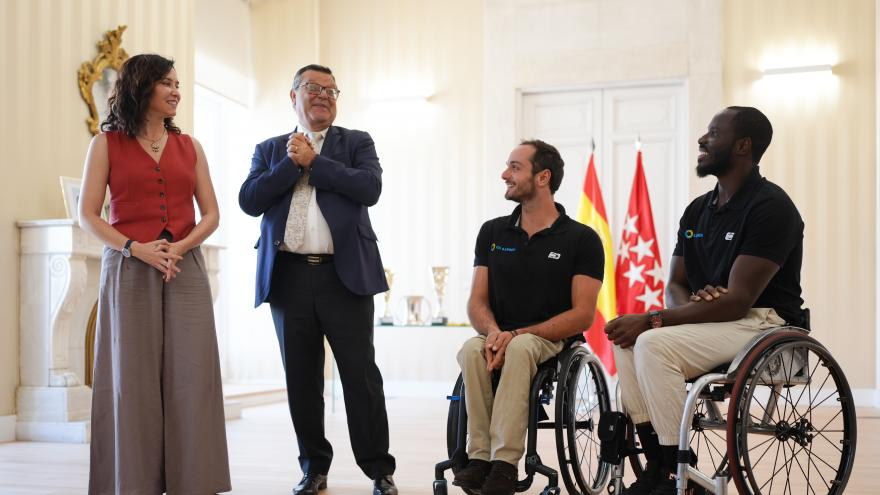 Díaz Ayuso ha recibido hoy en la Real Casa de Correos al Club Deportivo Ilunion de Baloncesto en Silla de Ruedas 