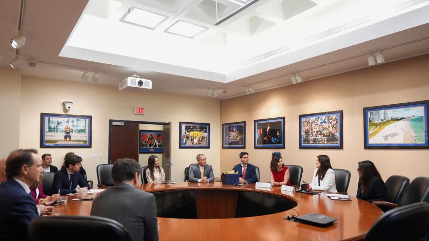 Díaz Ayuso se reúne en Miami con la presidenta de la Florida International University