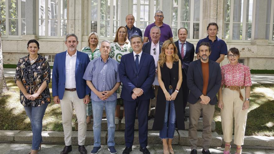 El consejero en la reunión