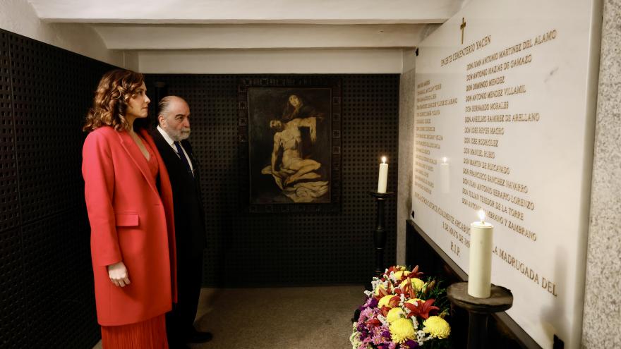 La presidenta Isabel Díaz Ayuso en el cementerio de La Florida