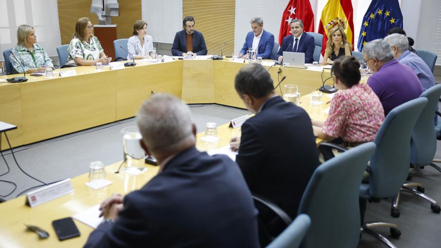 El consejero en la reunión