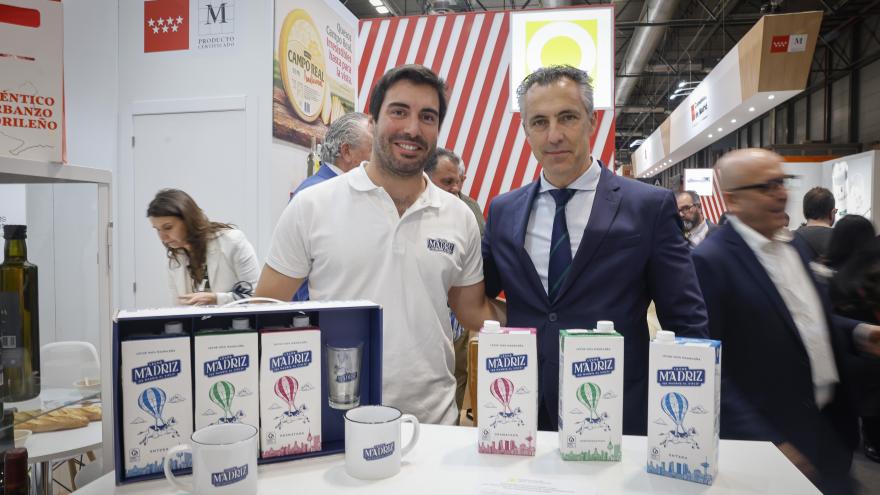 La Comunidad de Madrid promociona sus productos más selectos de 37 empresas agroalimentarias en el XXXVII Salón Gourmets El consejero en el evento