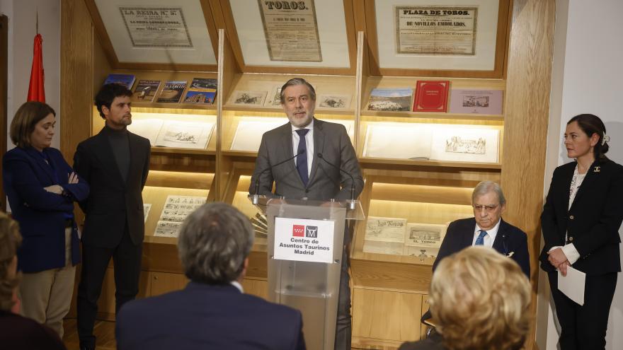 Los consejeros visitando la biblioteca