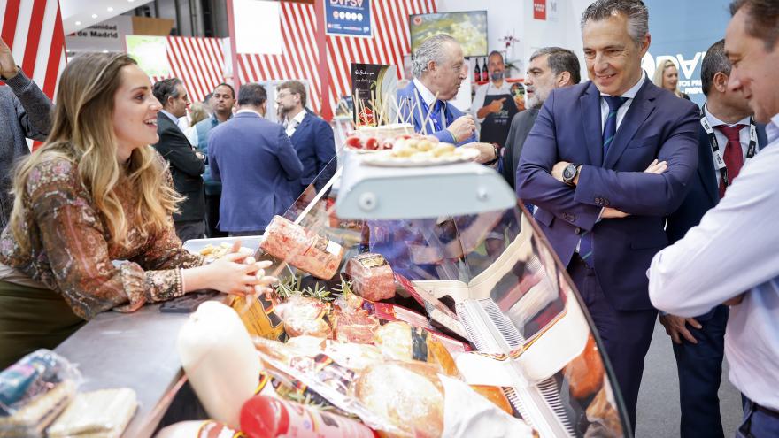 La Comunidad de Madrid promociona sus productos más selectos de 37 empresas agroalimentarias en el XXXVII Salón Gourmets El consejero en el evento
