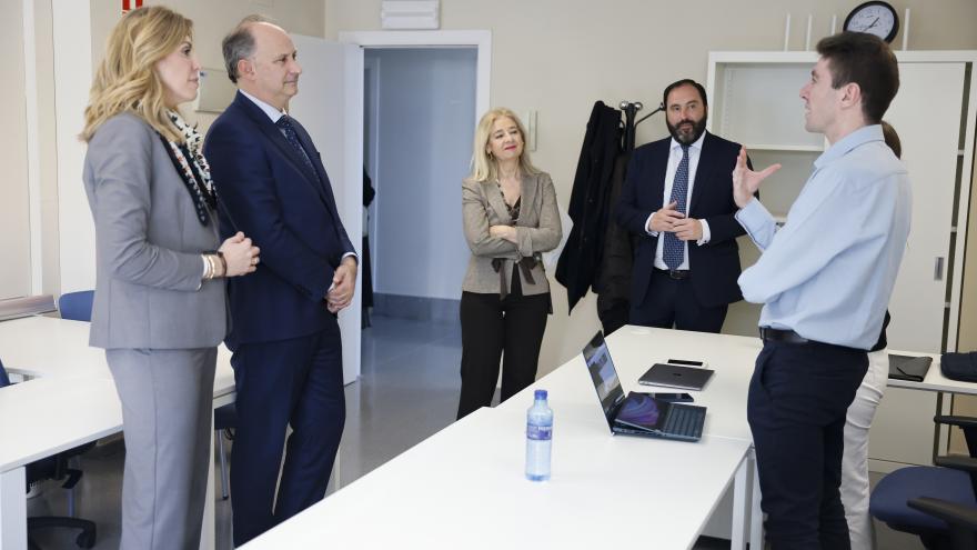 El consejero López-Valverde junto a la alcaldesa de Pozuelo de Alarcón