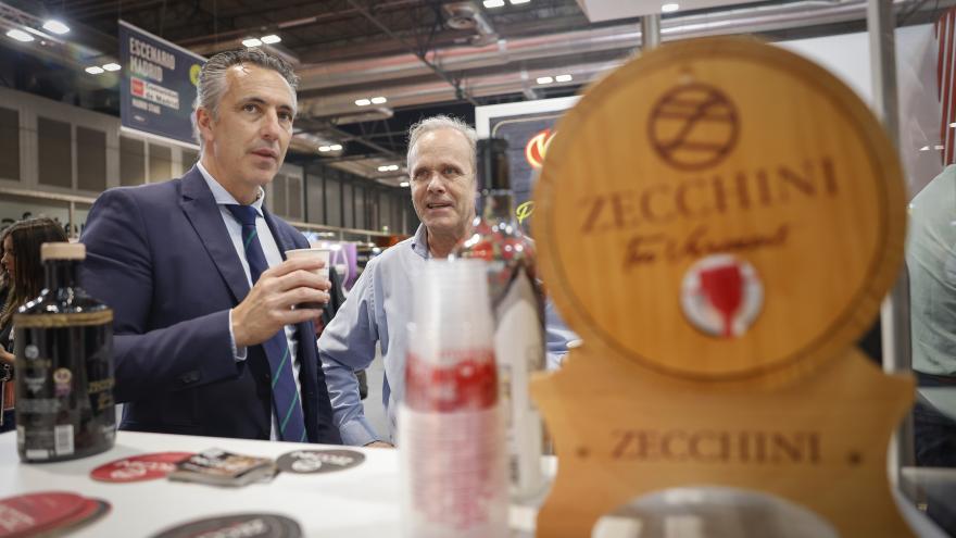 La Comunidad de Madrid promociona sus productos más selectos de 37 empresas agroalimentarias en el XXXVII Salón Gourmets El consejero en el evento