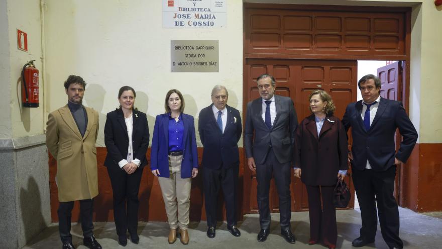 Los consejeros visitando la biblioteca