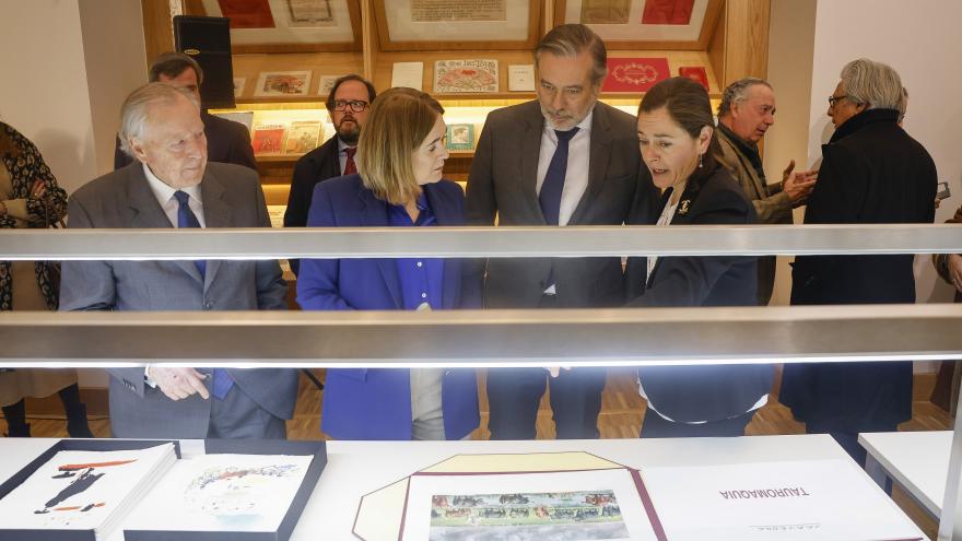 Los consejeros visitando la biblioteca