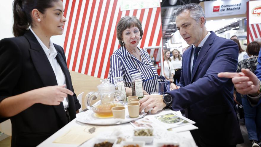 La Comunidad de Madrid promociona sus productos más selectos de 37 empresas agroalimentarias en el XXXVII Salón Gourmets El consejero en el evento