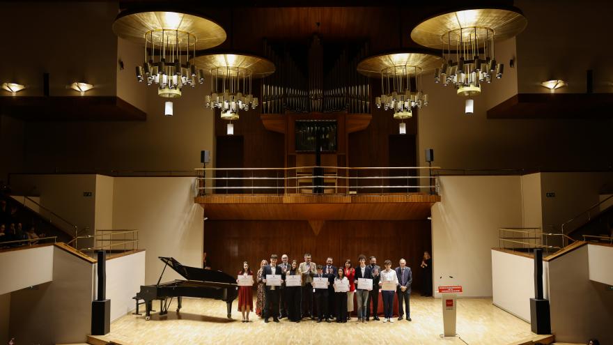La Comunidad de Madrid reconoce el mérito y esfuerzo de sus alumnos con los Premios Extraordinarios de Educación El viceconsejero de Política y Organización Educativa