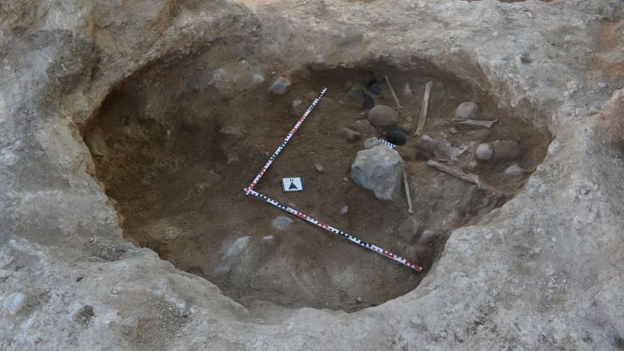 imagen de un orificio excavado con restos óseos