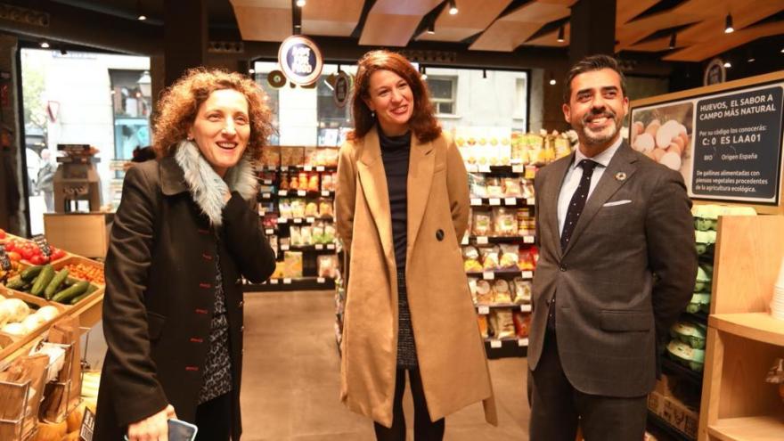 Marta Nieto, directora de Comercio y Consumo, con directivos de Carrefour