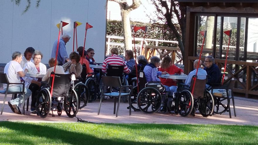 Pacientes en actividades al aire libre en el Hospital Guadarrama