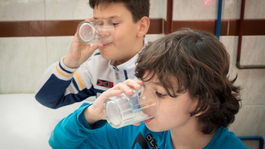 niños desayunando en el colegio