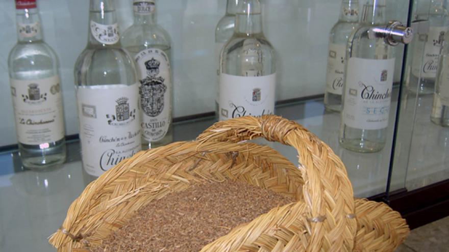 Botellas de DG Chinchón y capazo con anís
