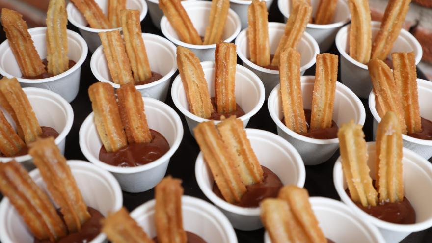 vasos de churros con chocolate