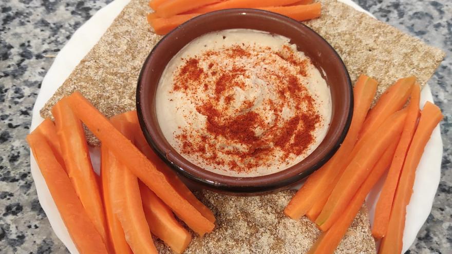 plato con hummus y palitos de zanahoria 
