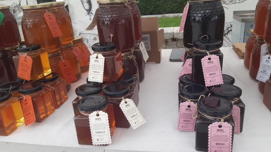 La Comunidad de Madrid inicia en Lozoyuela y Majadahonda la XI edición de su mercado itinerante de productos locales Venta de miel en la Despensa de Madrid