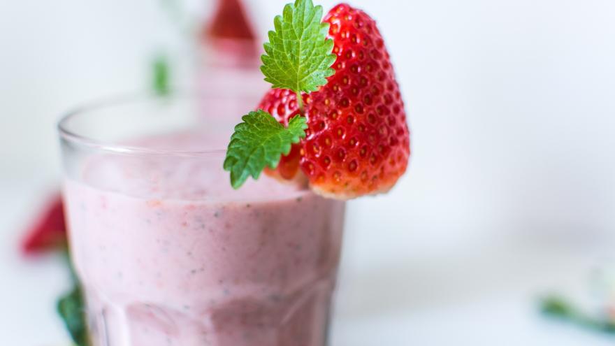vaso de leche con piña y fresas