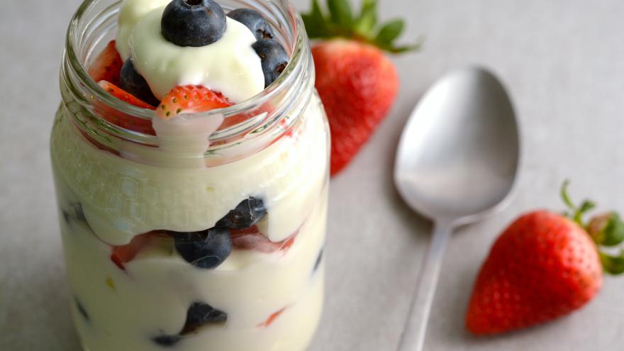 Vaso de yogur con frutos rojos