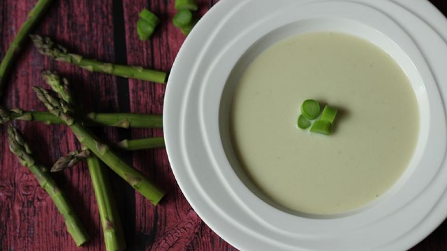 crema verde en un plato