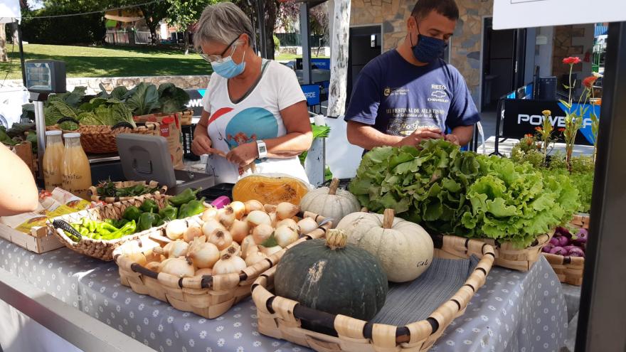La Comunidad de Madrid inicia en Lozoyuela y Majadahonda la XI edición de su mercado itinerante de productos locales Venta de verduras en la Despensa de Madrid