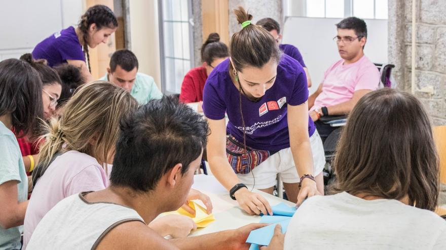 Monitora trabajando con jóvenes con diversidad funcional