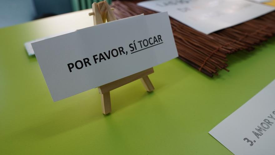 cartel con el lema "por favor, sí tocar"