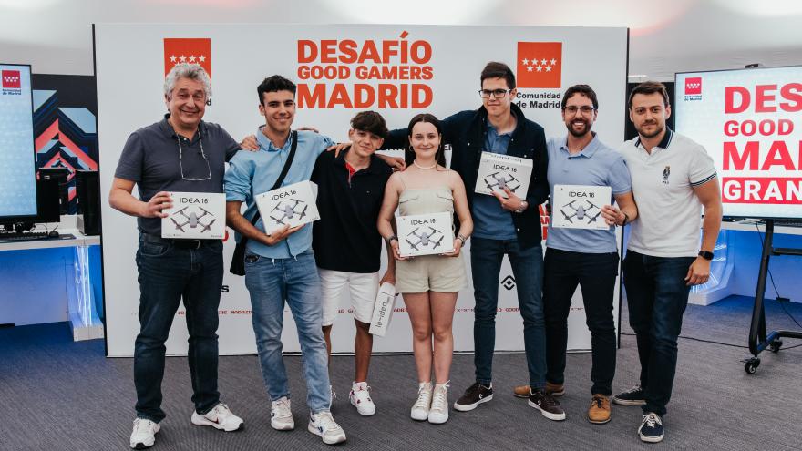 La Comunidad organiza el Desafío Good Gamers Madrid para promover la seguridad digital de los jóvenes en el entorno de los videojuegos Fotografía con los primeros clasificados en el Desafío Good Gamers Madrid