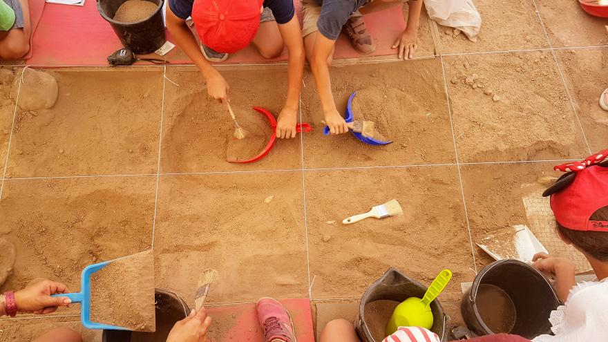 Niños en una excavación arqueologica