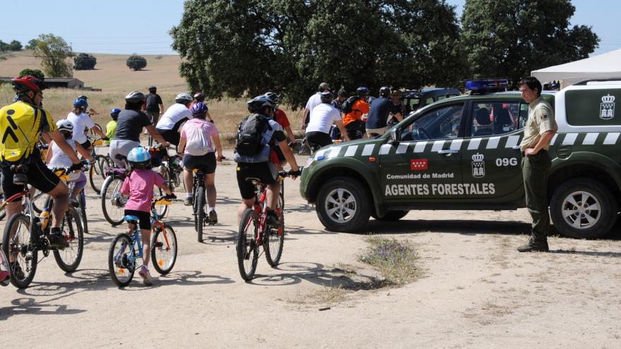 Agente Forestal observa uso ciclista en vía pecuaria