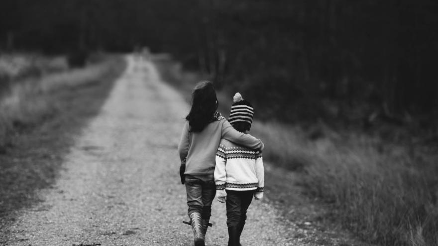 Niños paseando abrazados