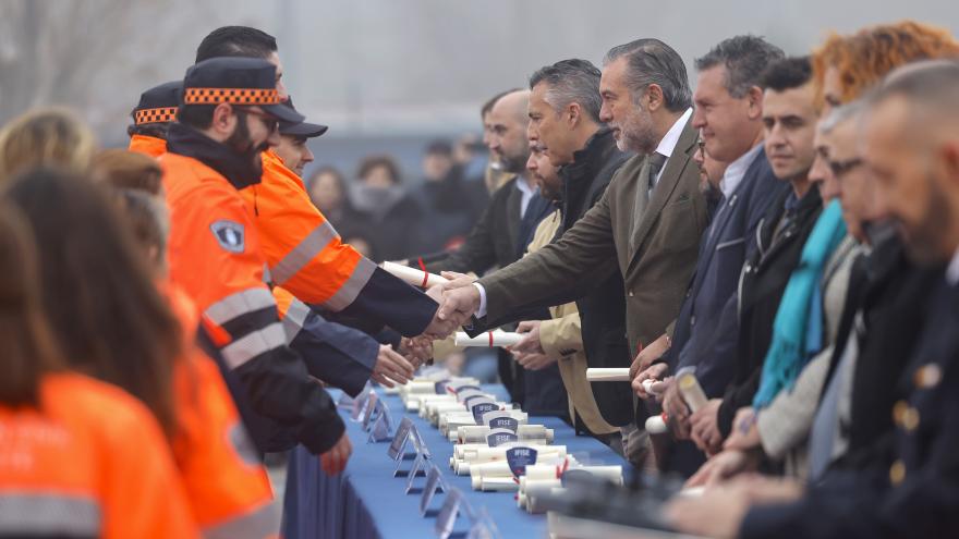 Enrique López entrega los diplomas a los nuevos miembros de Protección Civil